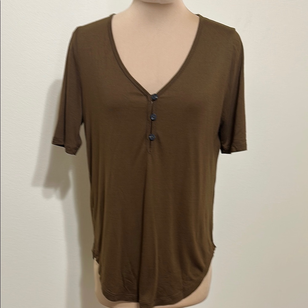 Women's V-Neck Short Sleeve Top in Brown